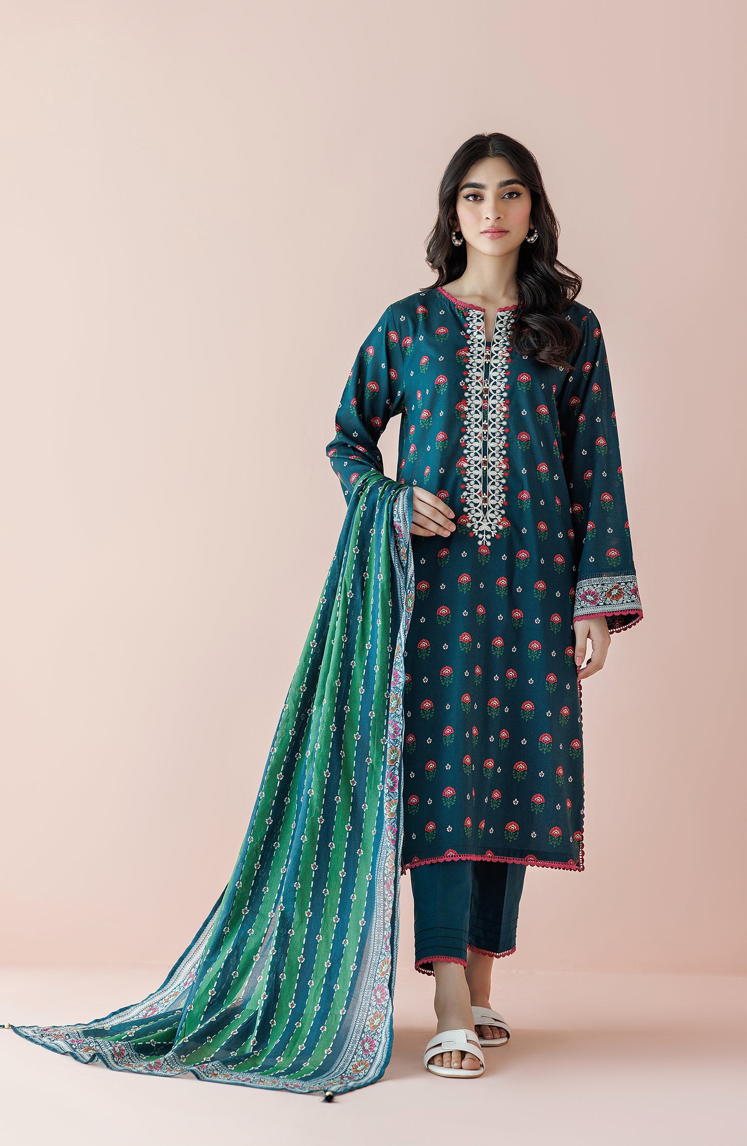 3-piece stitched suit online in Pakistan