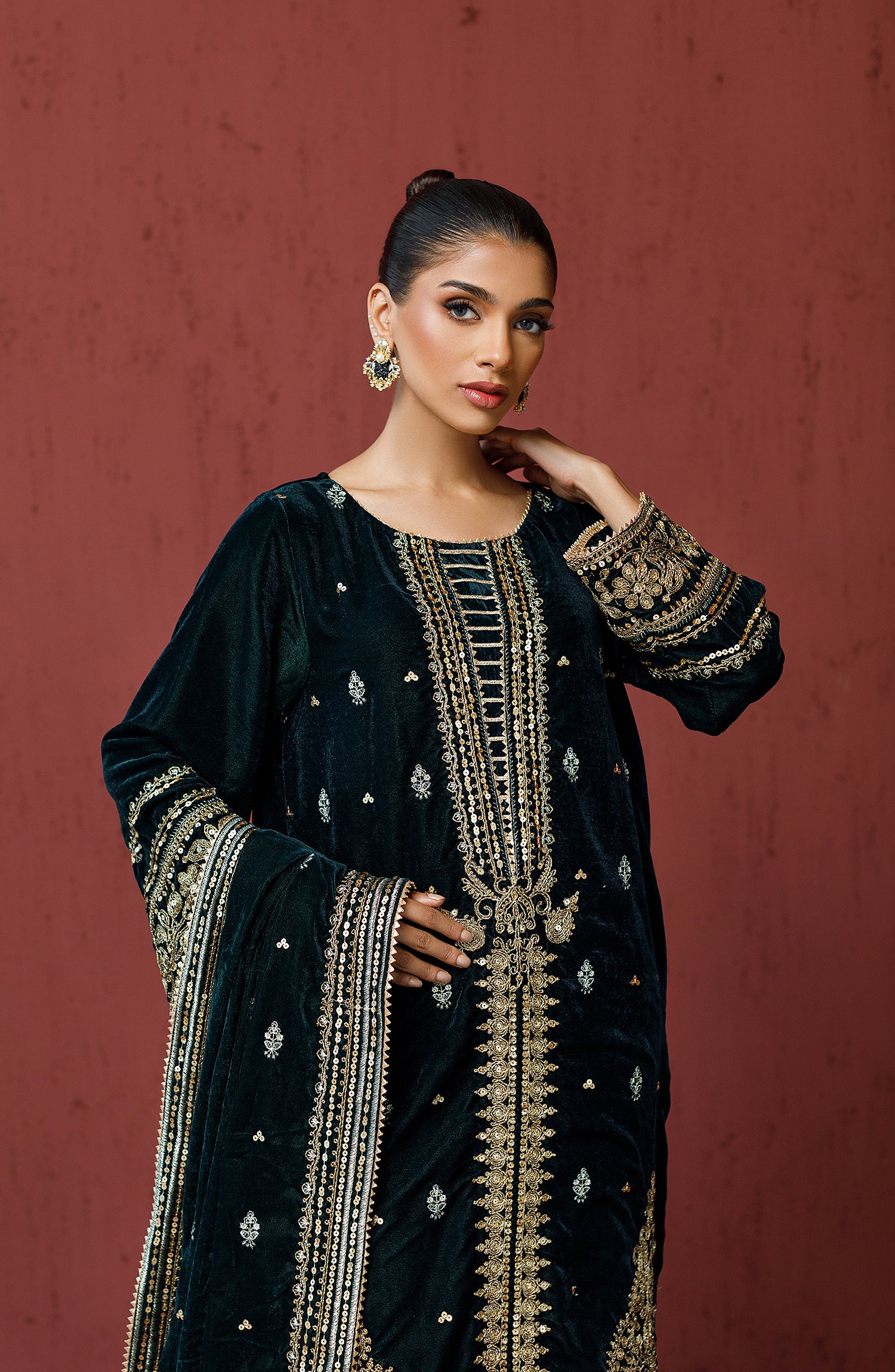 kp607-Embroidered Velvet Three piece With Embridered Chiffon Duppatta
