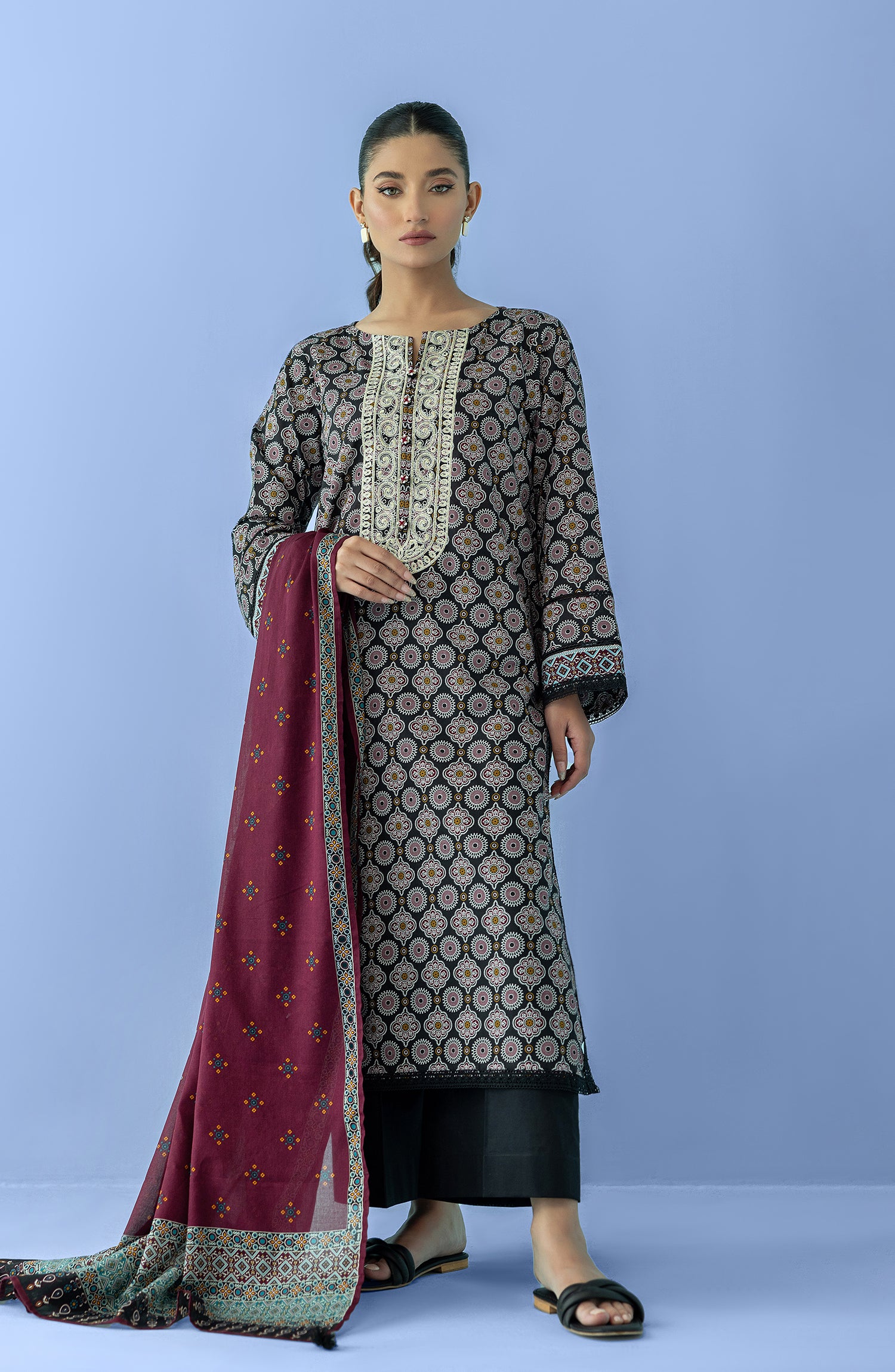 Embroidered Lawn for ladies in Pakistan