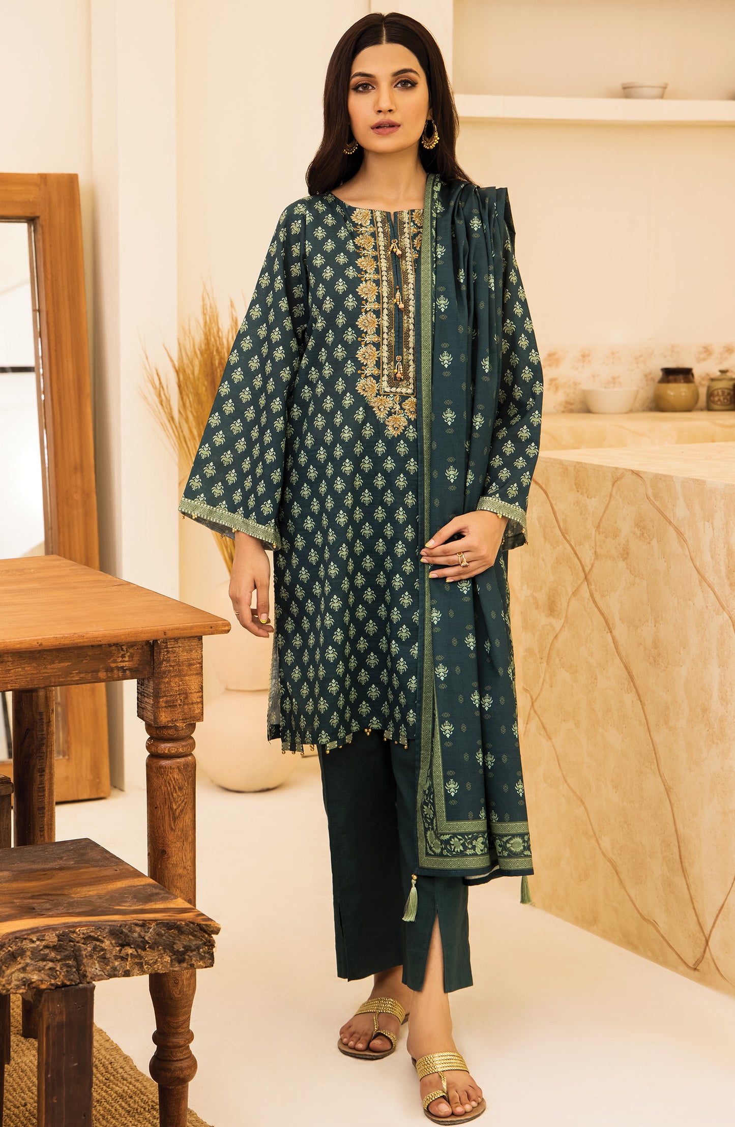 nrds-385-u-green Unstitched 3 Piece winter Embroidered Khaddar Shirt , Khaddar Pant and Khaddar Dupatta