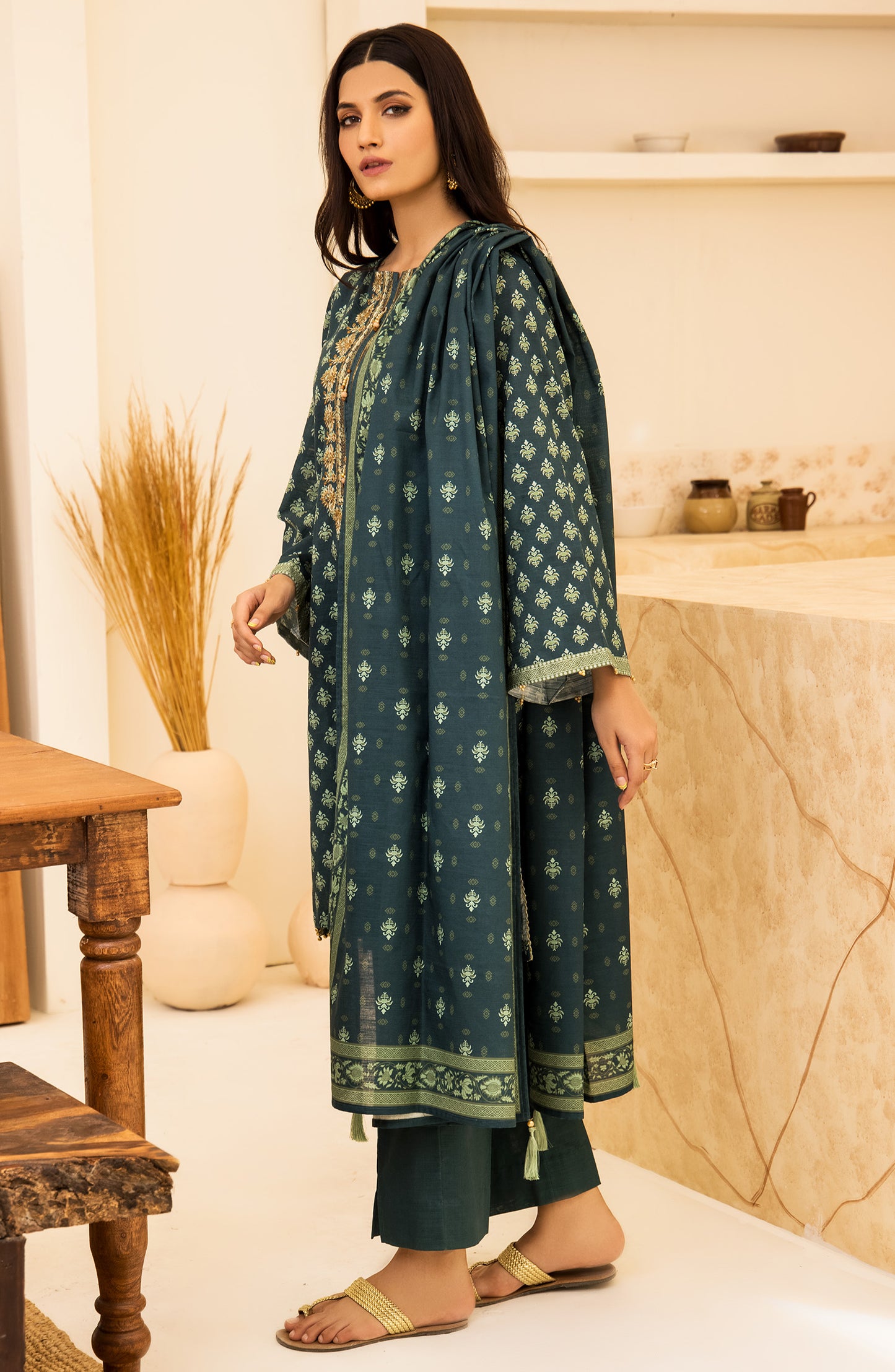 nrds-385-u-green Unstitched 3 Piece winter Embroidered Khaddar Shirt , Khaddar Pant and Khaddar Dupatta