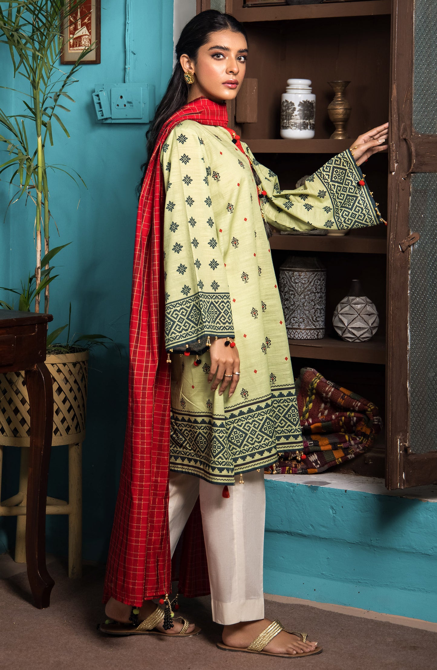 Unstitched 2 Piece Printed Khaddar Shirt and Yarn Dyed Dupatta