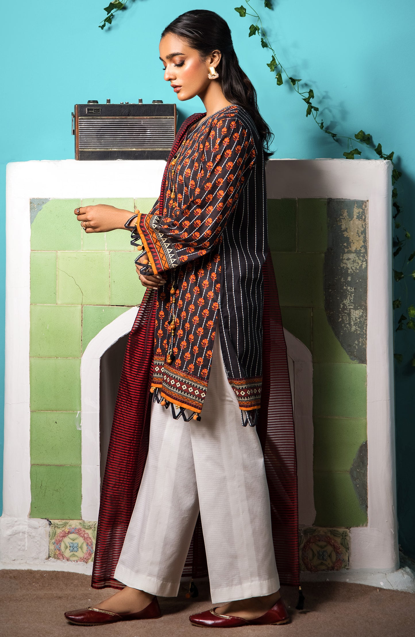 Orient Unstitched 2 Piece Printed Khaddar Shirt And Yarn Dyed Dupatta
