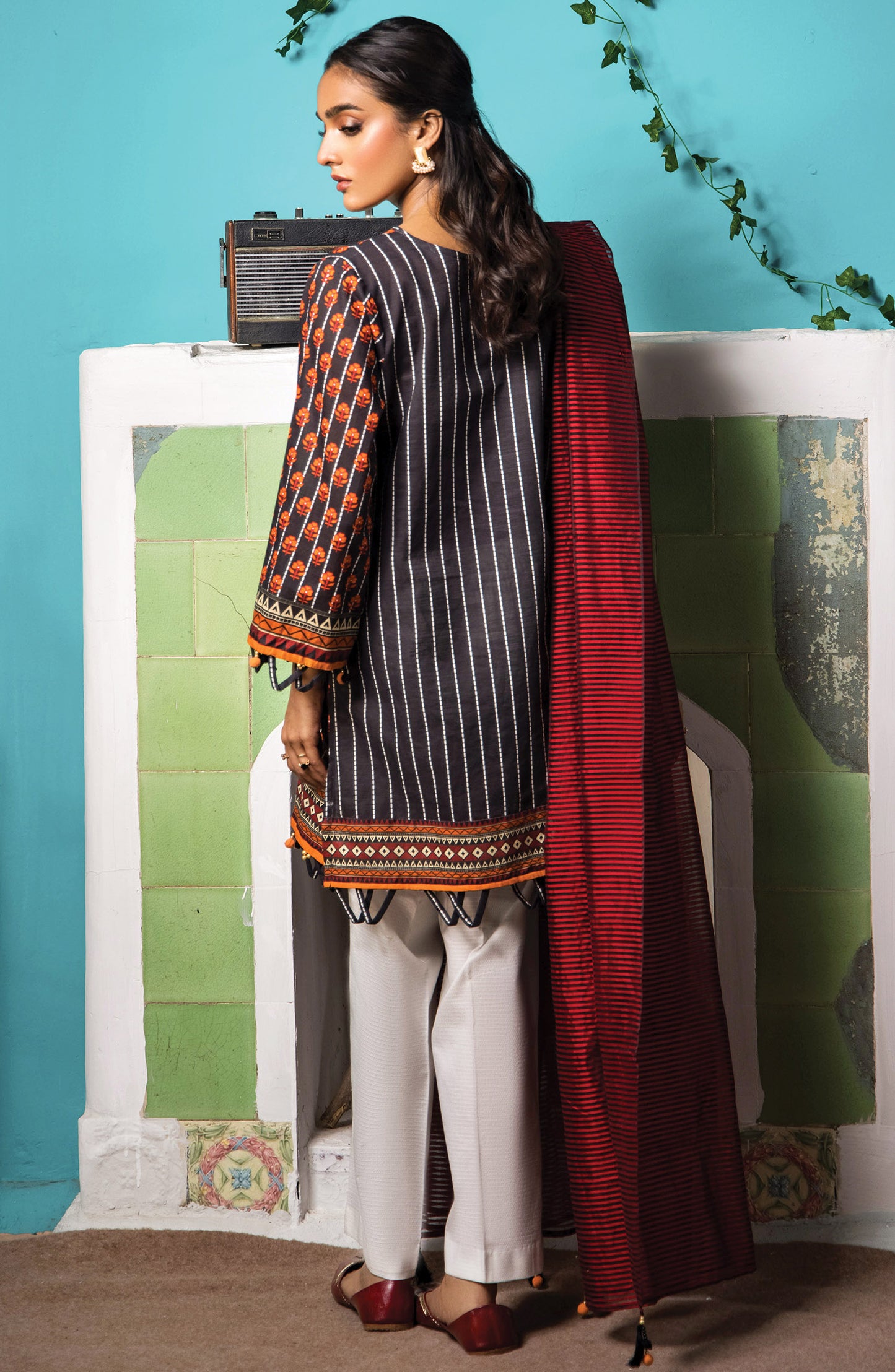 Orient Unstitched 2 Piece Printed Khaddar Shirt And Yarn Dyed Dupatta