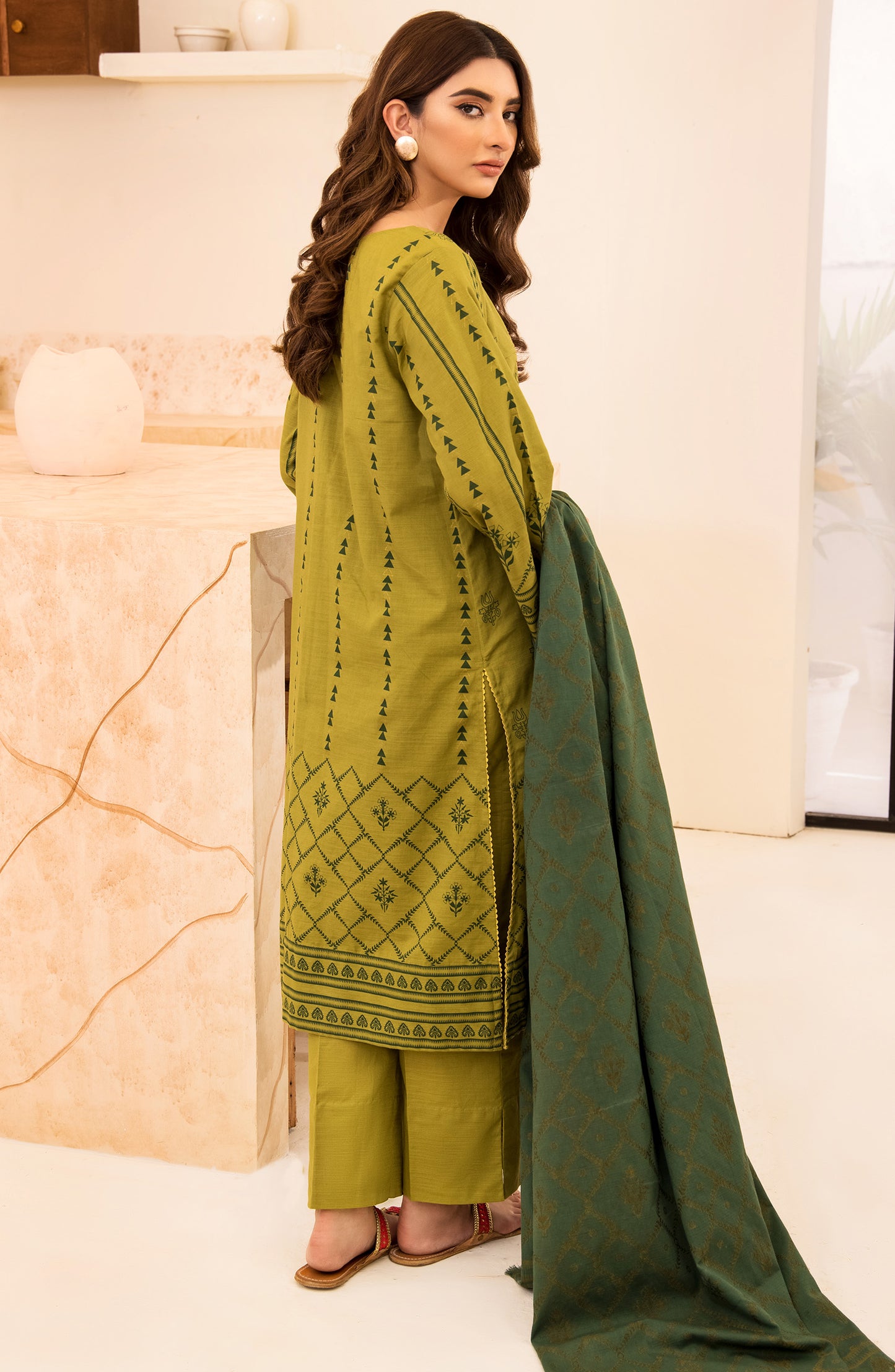 otl-21-276-u-green Unstitched 3 Piece Embroidered Khaddar Shirt , Pant and Khaddar Dupatta 