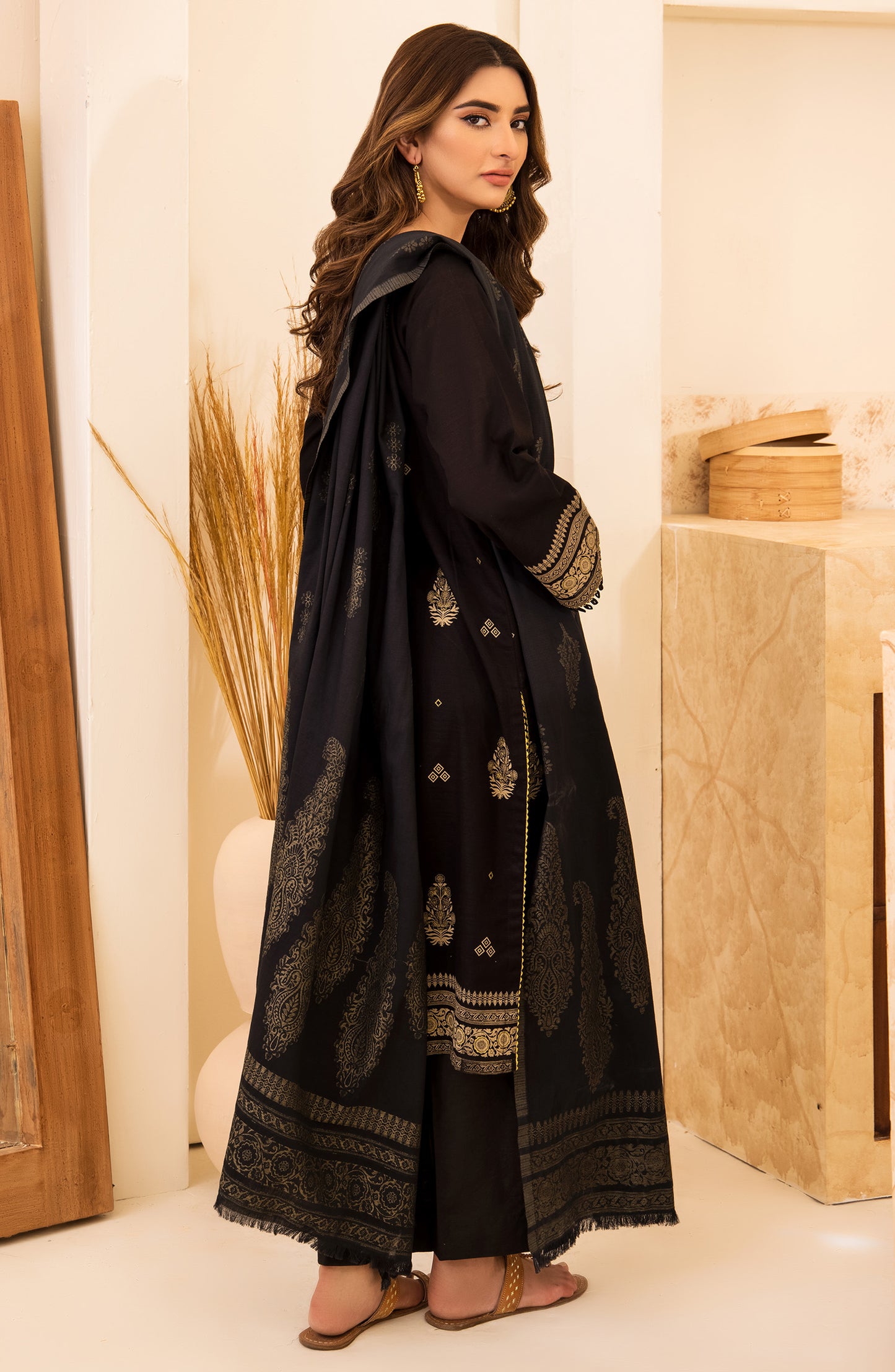 otl-21-290-u-black Unstitched 3 Piece winter Embroidered Khaddar Shirt , Pant and Khaddar Dupatta