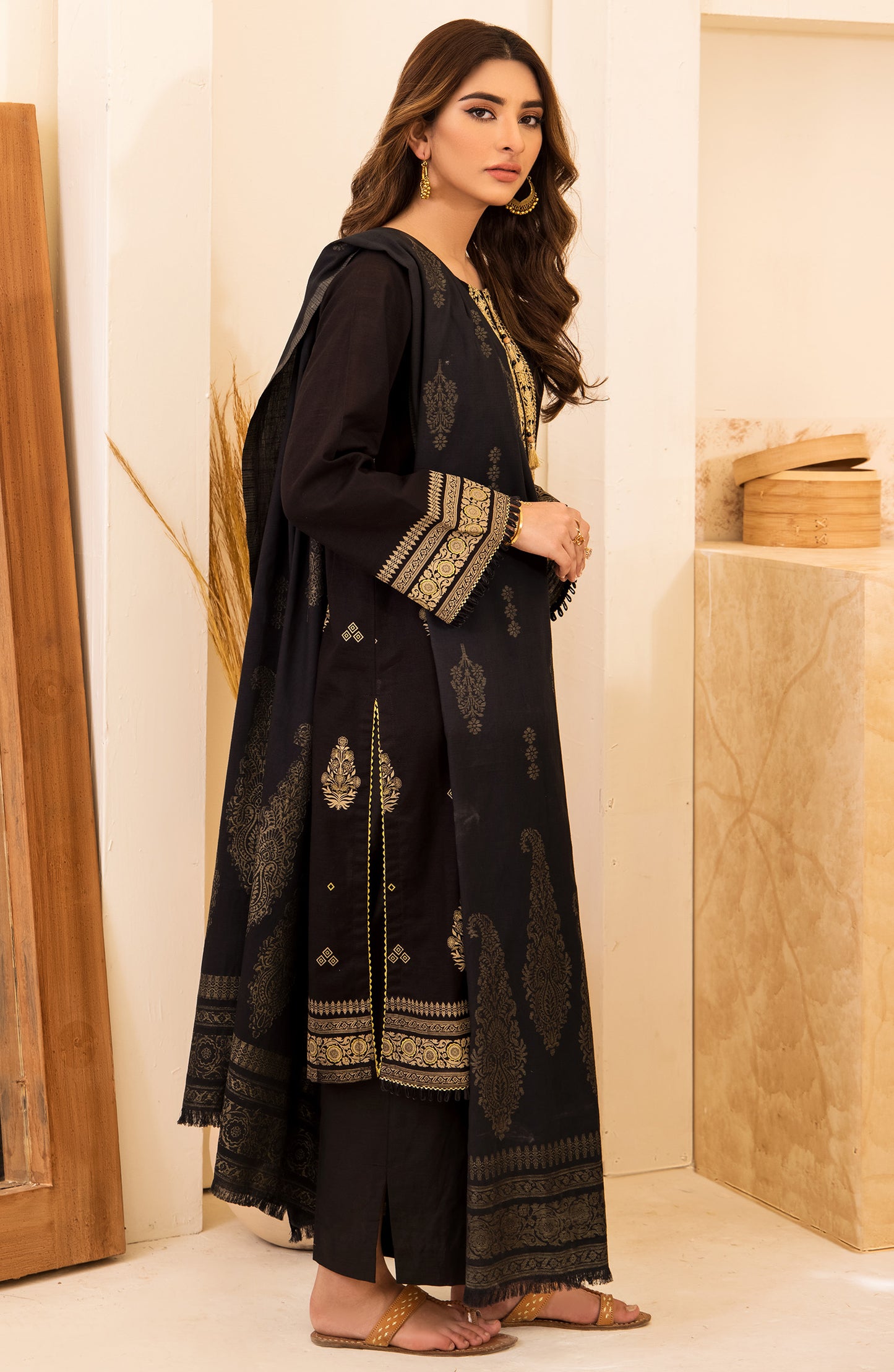 otl-21-290-u-black Unstitched 3 Piece winter Embroidered Khaddar Shirt , Pant and Khaddar Dupatta