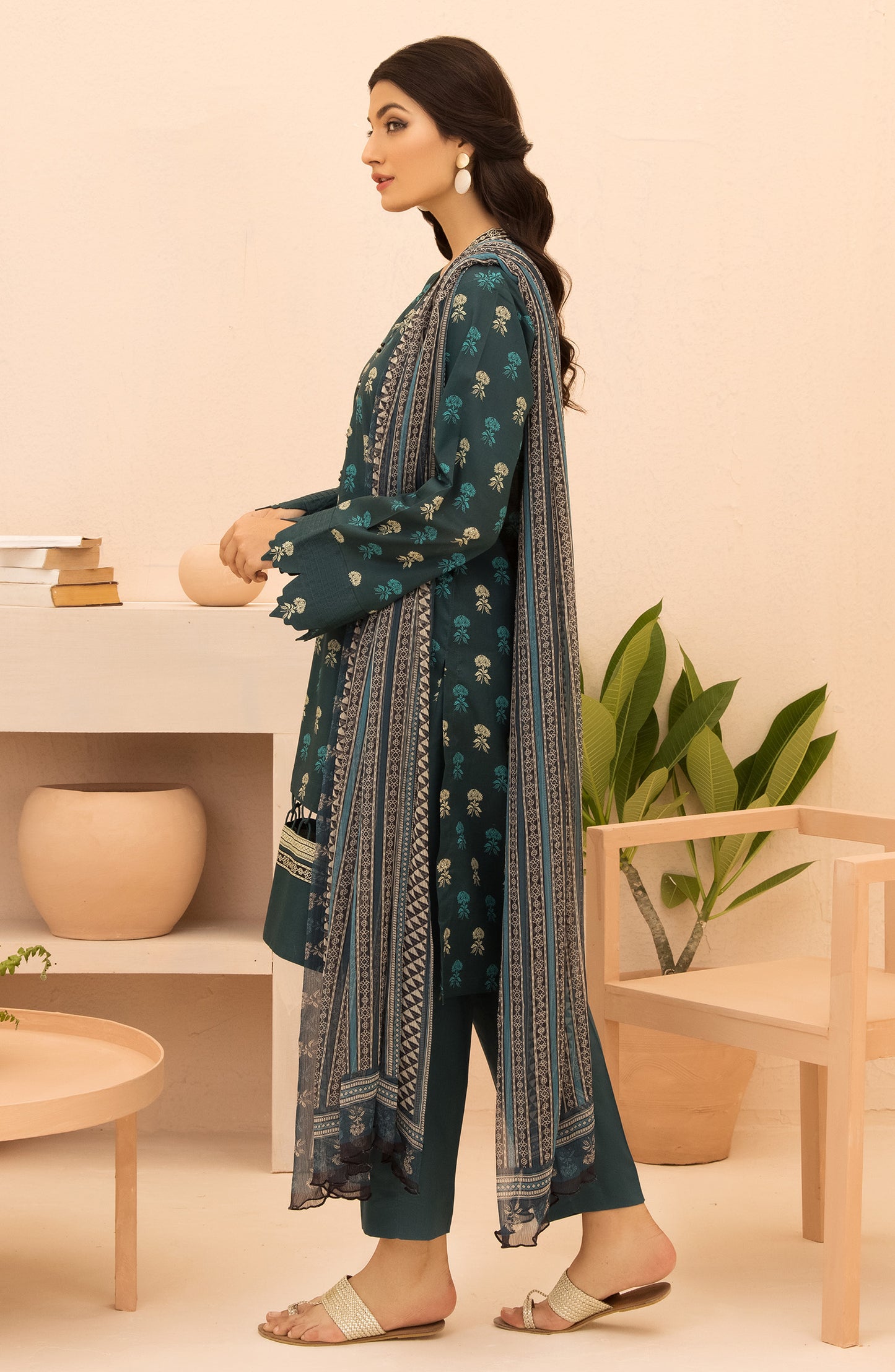 Unstitched 3 Piece Printed Lawn Shirt , Cambric Pant and Chiffon Dupatta