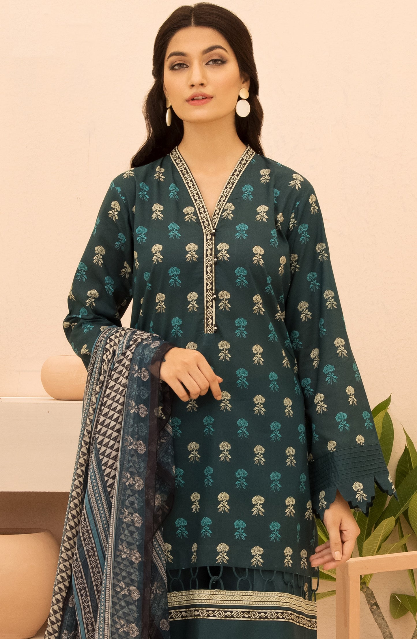 Unstitched 3 Piece Printed Lawn Shirt , Cambric Pant and Chiffon Dupatta