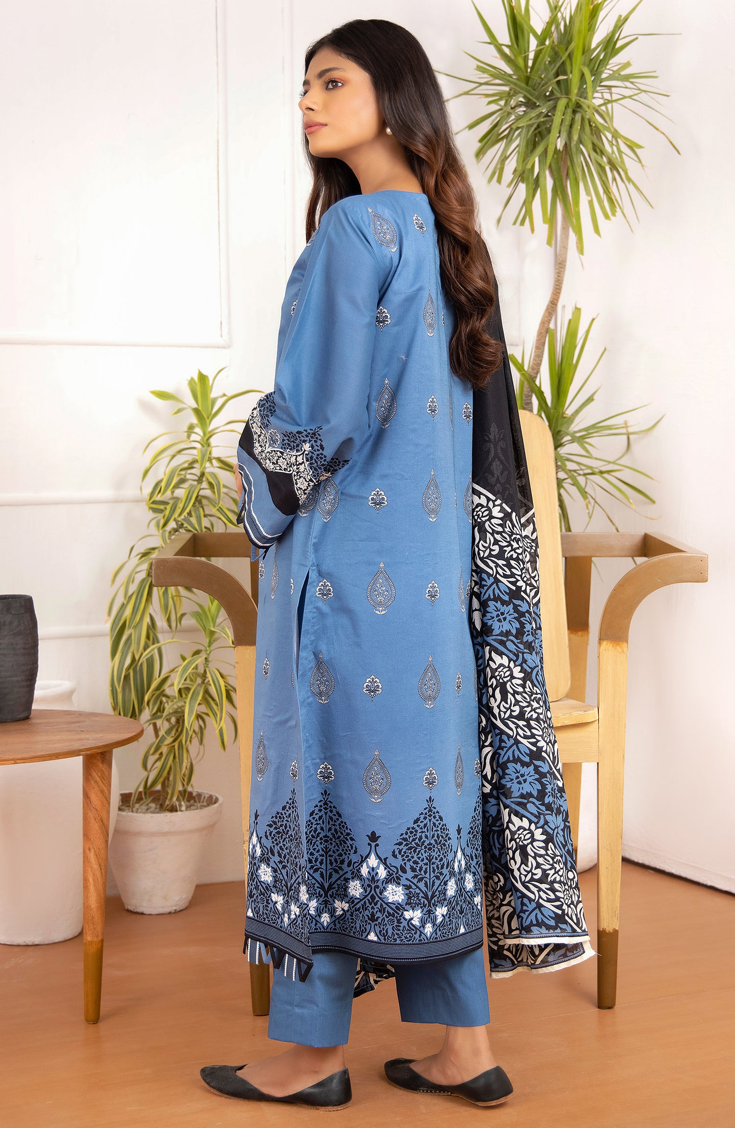 Unstitched 3 Piece Embroidered Lawn Shirt And Net Lawn Dupatta