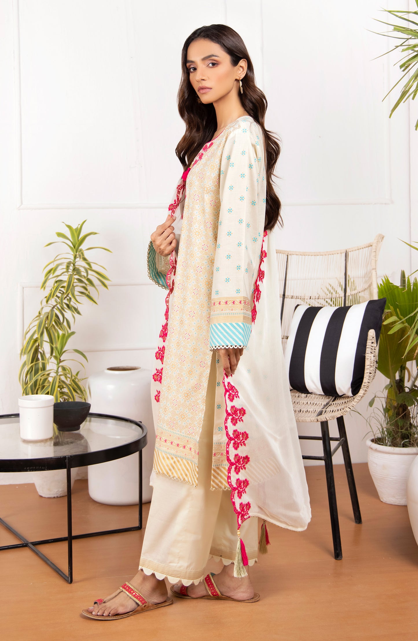 Unstitched 3 Piece Embroidered Lawn Shirt And Chiffon Dupatta