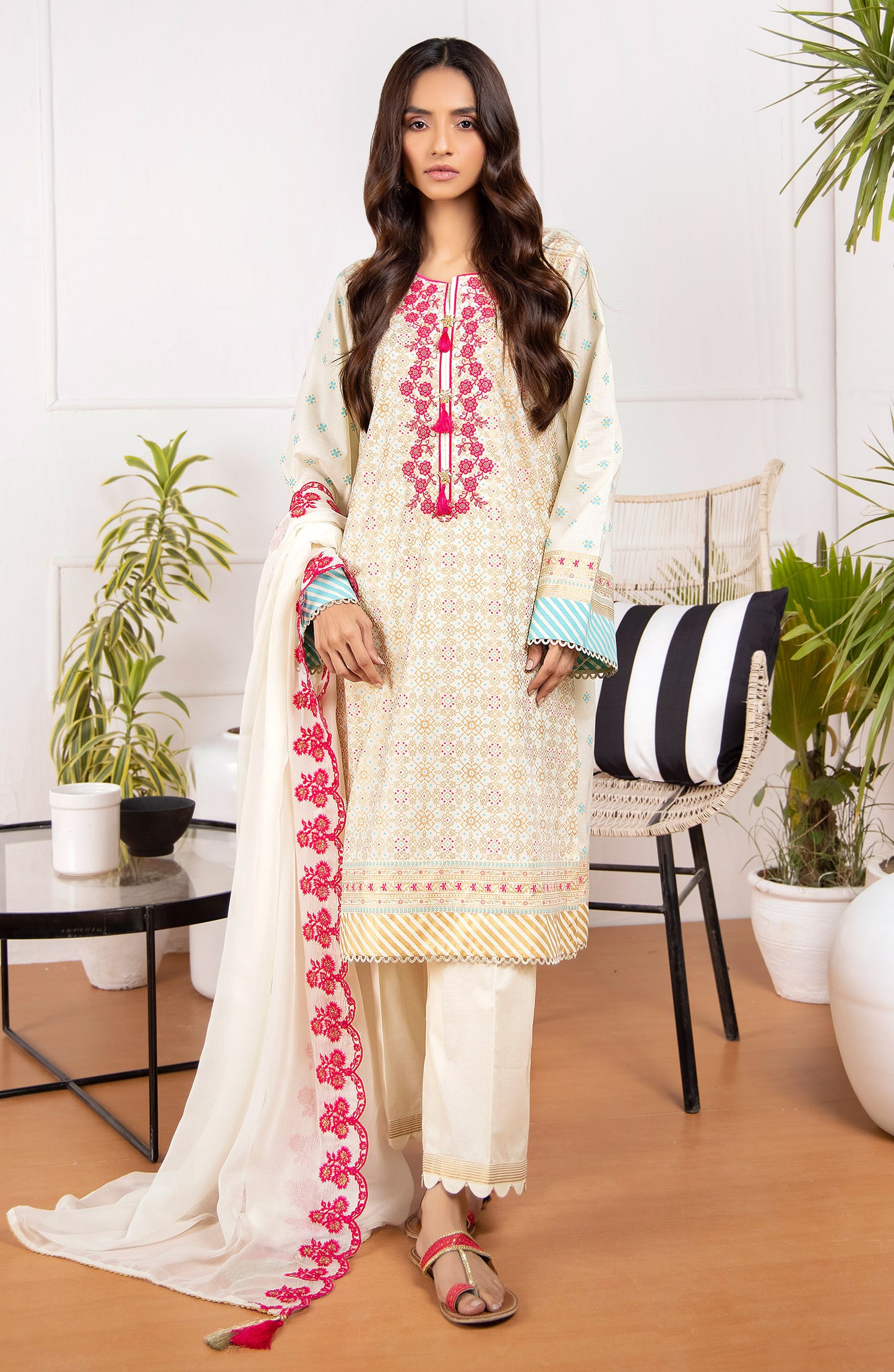 Unstitched 3 Piece Embroidered Lawn Shirt And Chiffon Dupatta