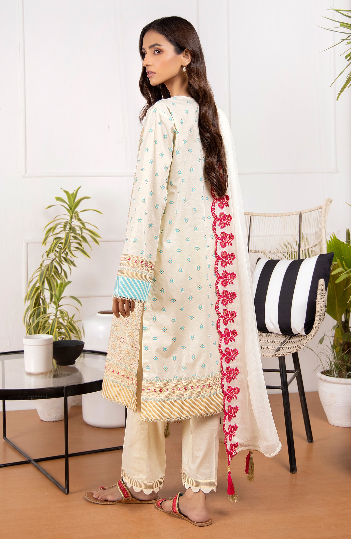 Unstitched 3 Piece Embroidered Lawn Shirt And Chiffon Dupatta